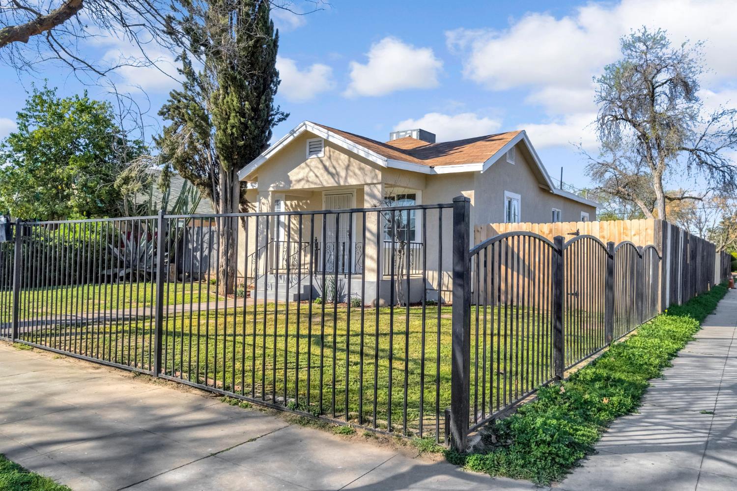 2559 E Clay Ave, Fresno, CA 93701