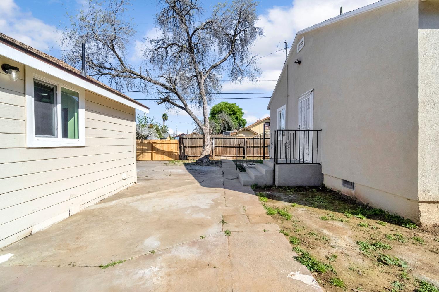 2559 E Clay Ave, Fresno, CA 93701