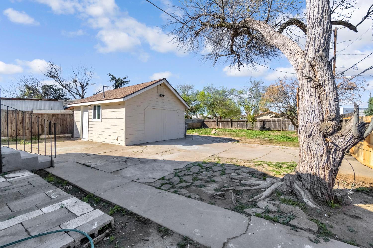 2559 E Clay Ave, Fresno, CA 93701