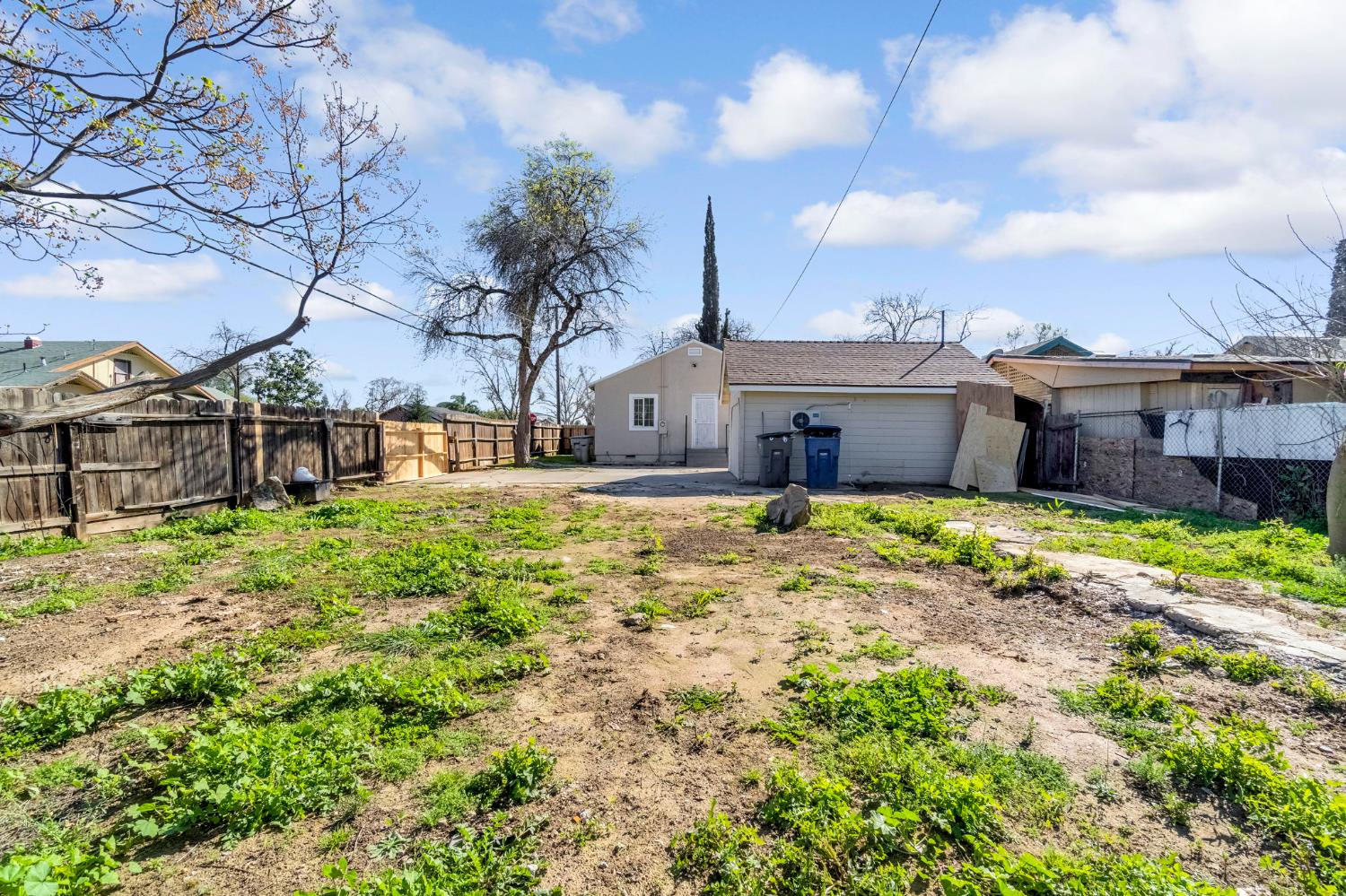 2559 E Clay Ave, Fresno, CA 93701
