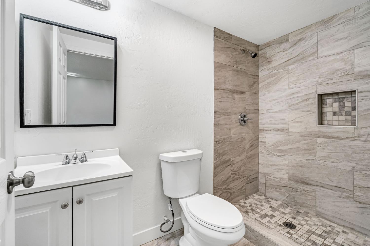 2559 E Clay Ave, Fresno, CA 93701