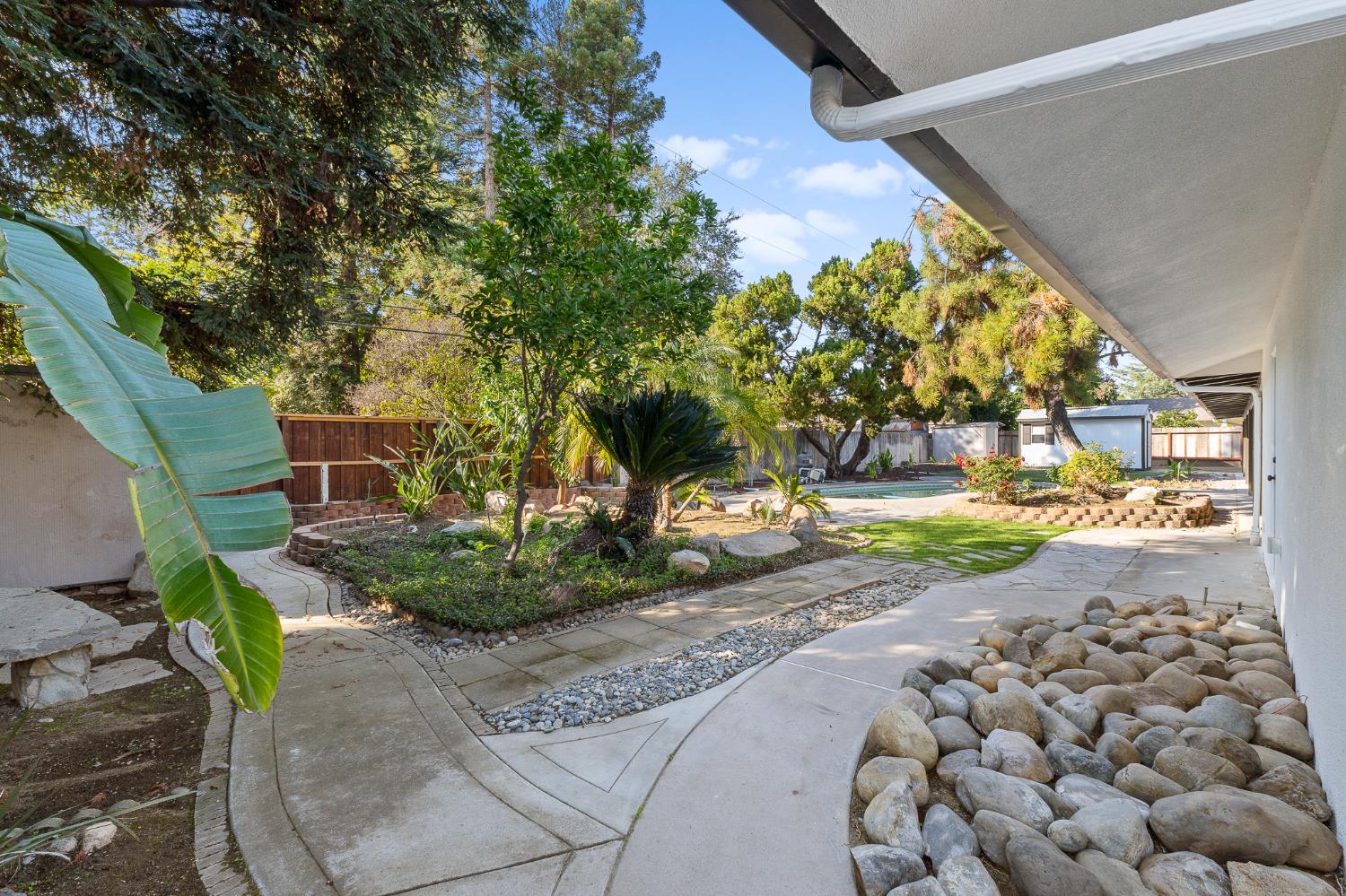 5657 N Colonial Ave, Fresno, CA 93704