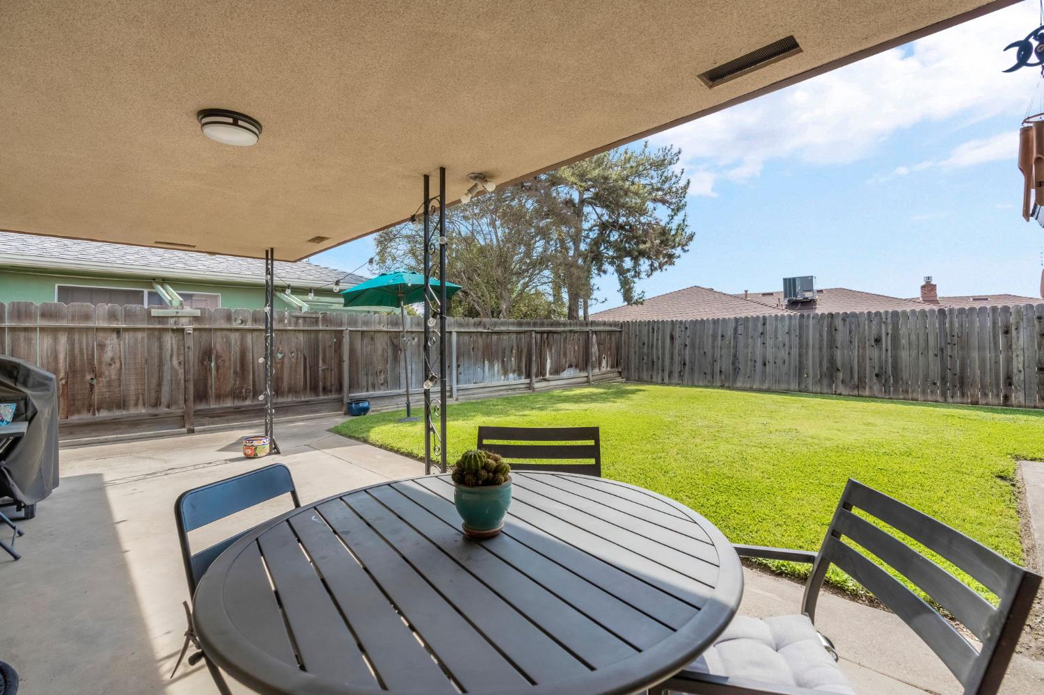 3267 W Rialto Ave, Fresno, CA 93722