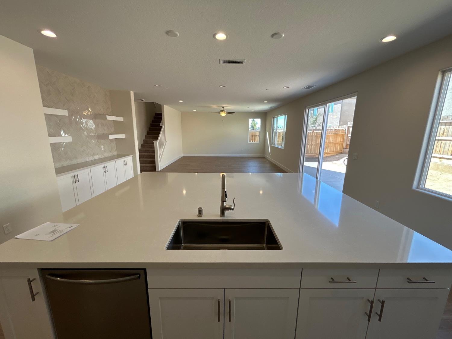 2822 E Corteza Dr, Fresno, CA 93730