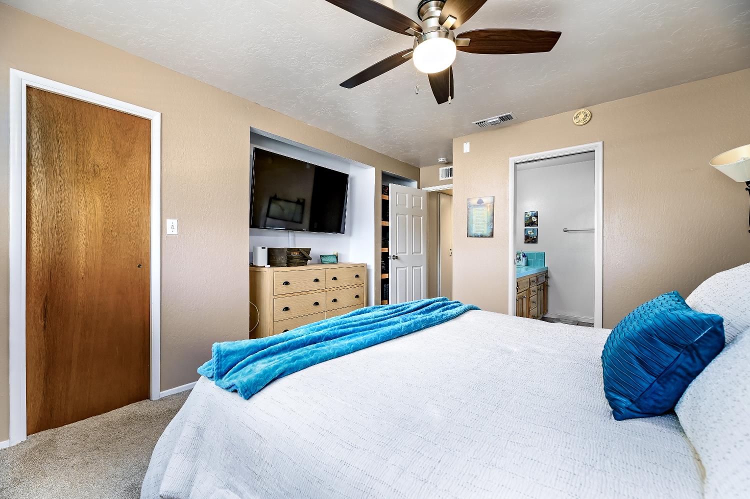 1461 E Vartikian Ave, Fresno, CA 93710