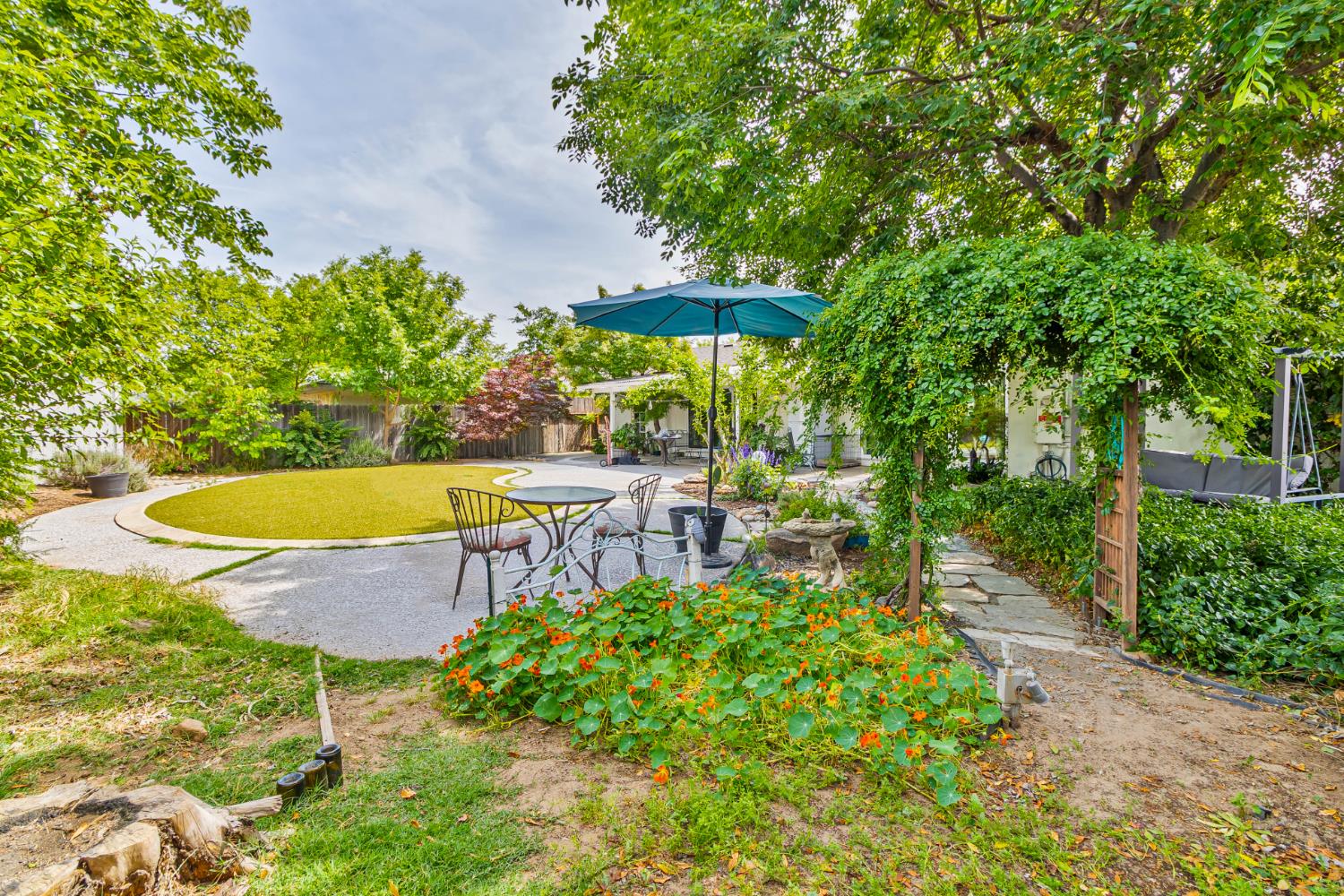 218 W Fountain Way, Fresno, CA 93705