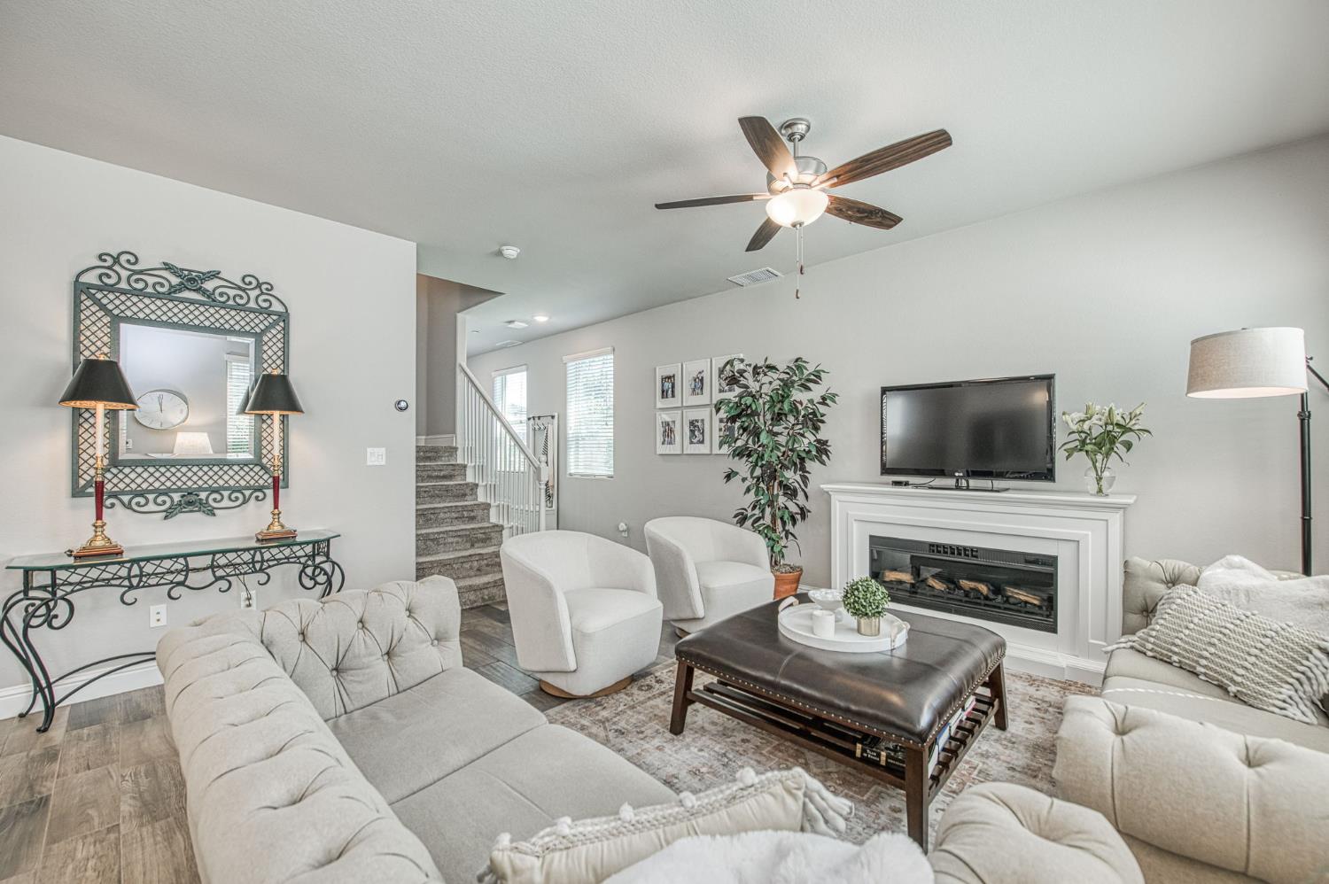 1453 E Via Viola Way, Fresno, CA 93730