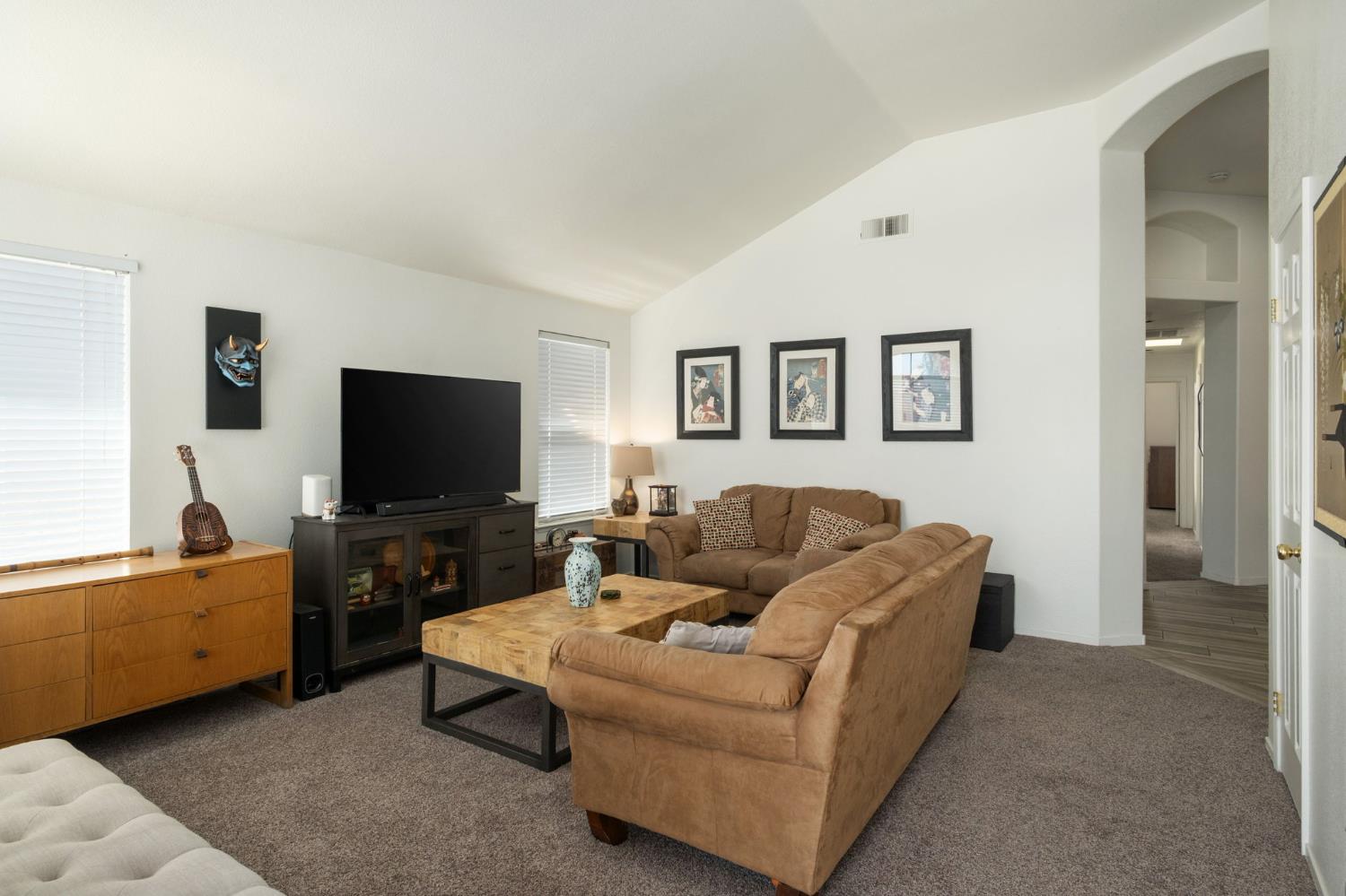 5682 W Sample Ave, Fresno, CA 93722