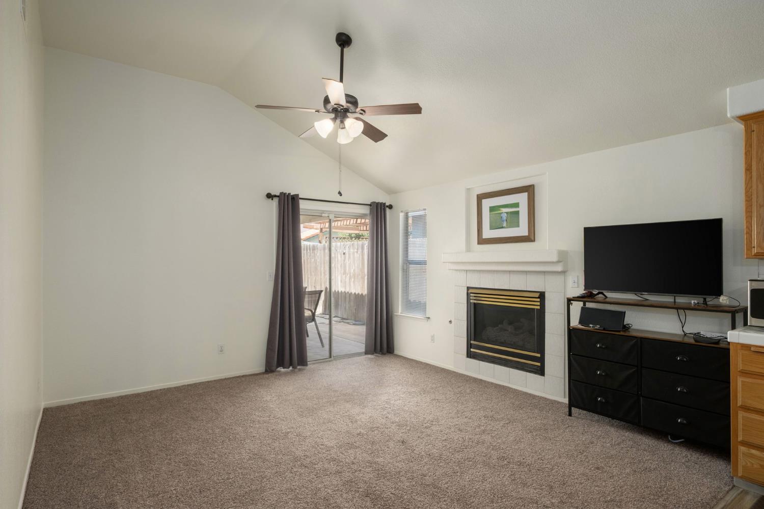 5682 W Sample Ave, Fresno, CA 93722