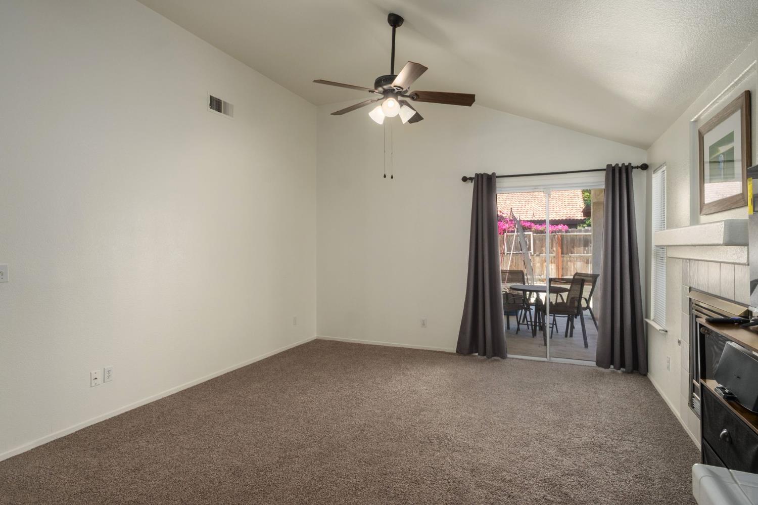 5682 W Sample Ave, Fresno, CA 93722
