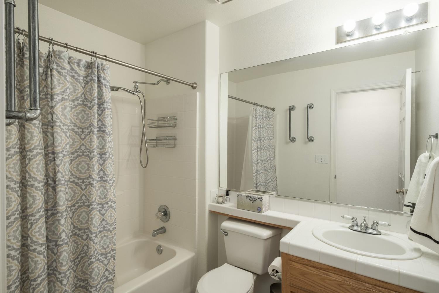 5682 W Sample Ave, Fresno, CA 93722