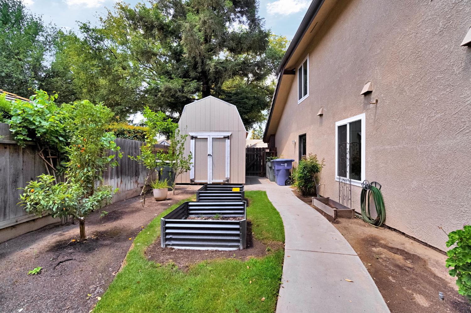 7208 N Antioch Ave, Fresno, CA 93722