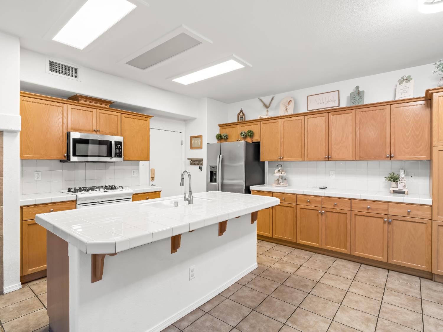 4056 W Pear Tree Ln, Fresno, CA 93722