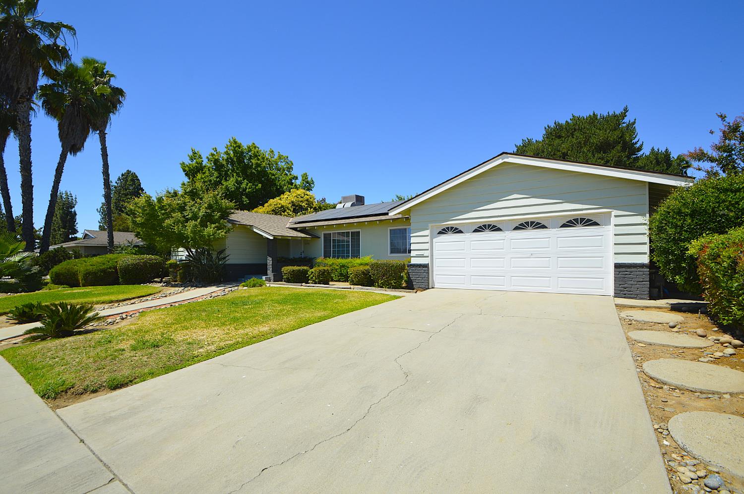 6039 N Maroa, Fresno, CA 93704