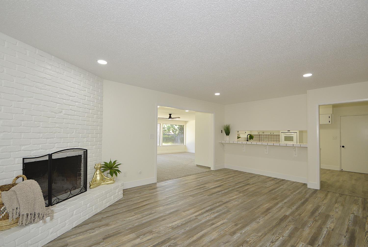 6039 N Maroa, Fresno, CA 93704