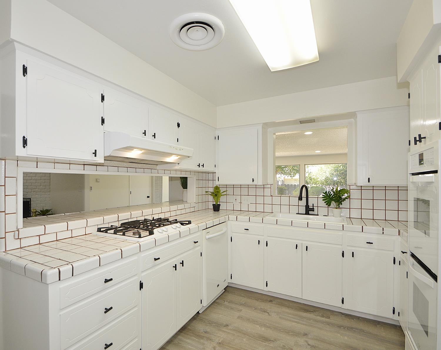 6039 N Maroa, Fresno, CA 93704